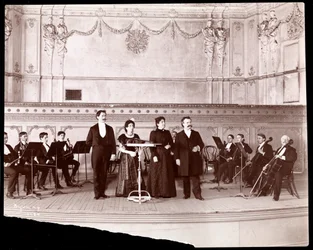 Seção de cordas atrás de vocalistas masculinos e femininos, 1905 (impressão de gelatina de prata)